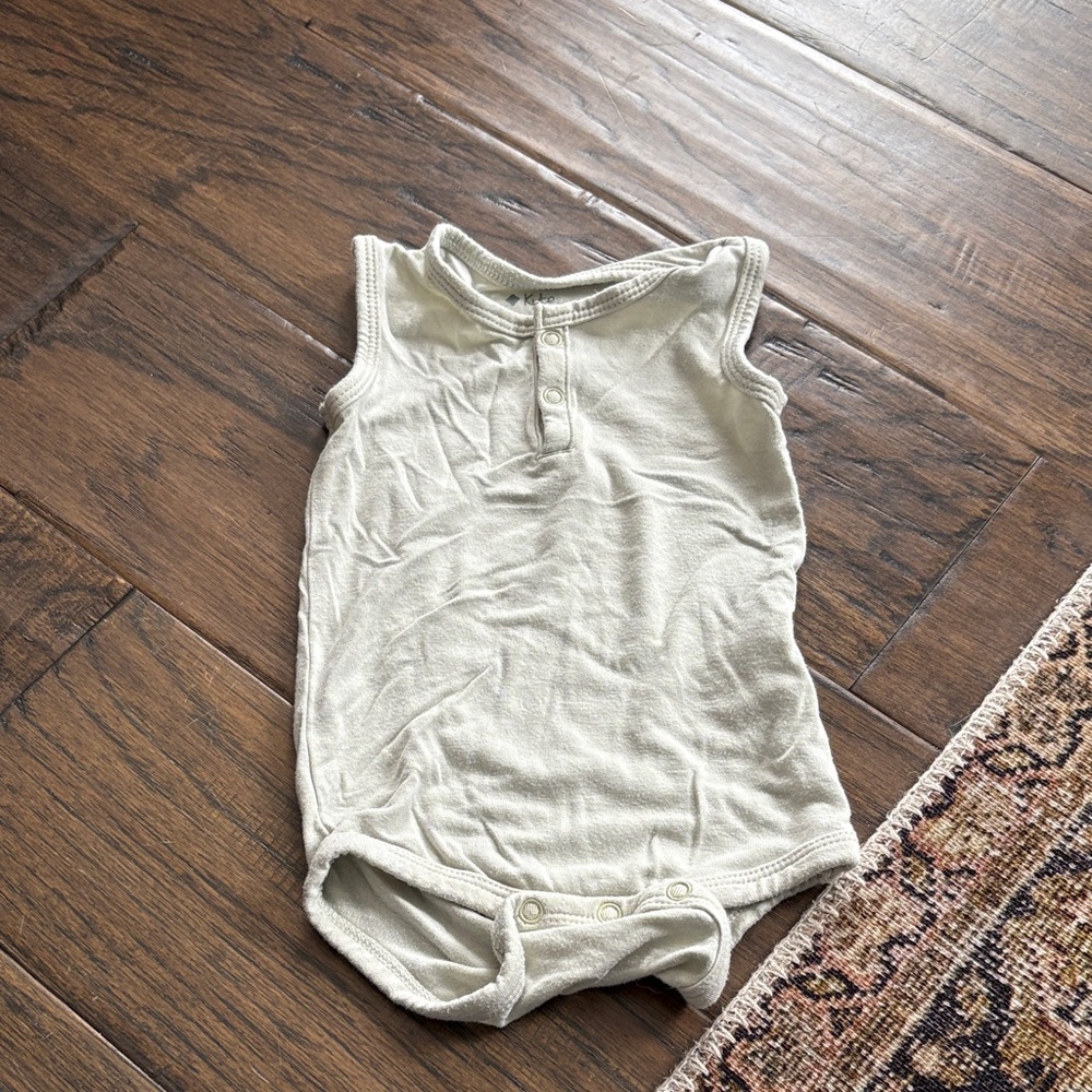 Kyte BABY aloe sleeveless bodysuit (0-3)
